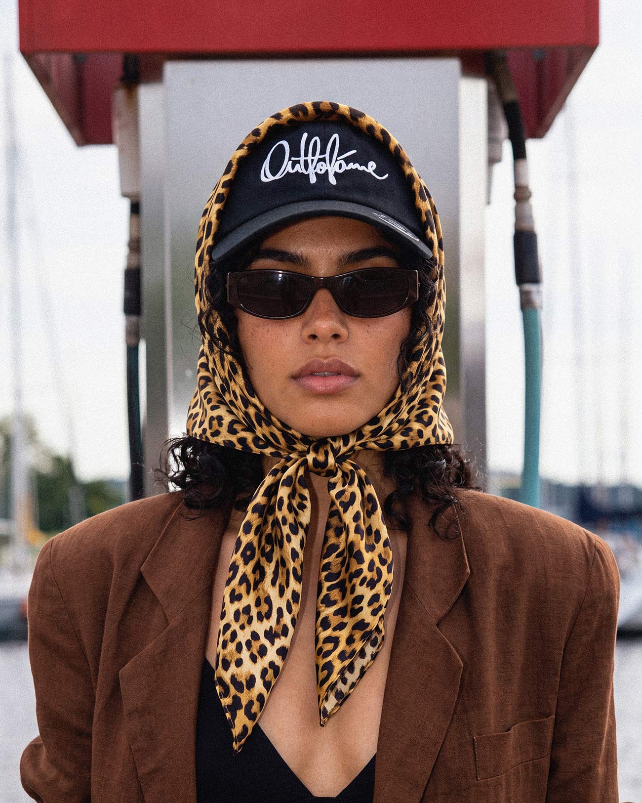 Черная бейсболка OUT FO FAME на модели в streetwear-стиле