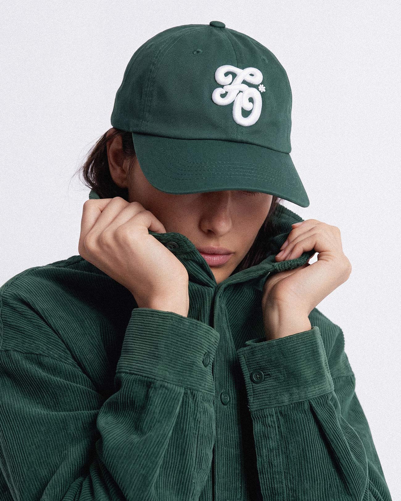 Модель в зеленой бейсболке FO Golf Club от OUT FO FAME