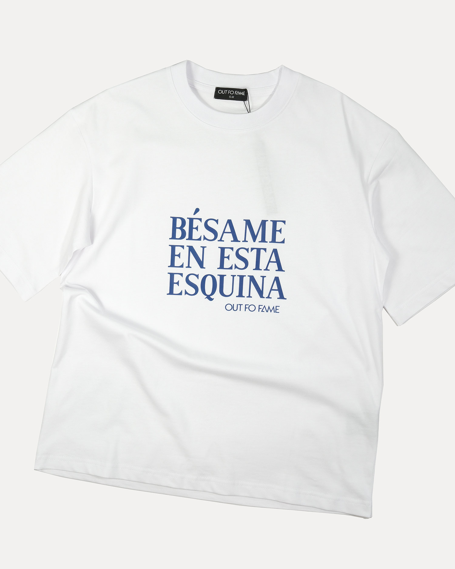 Белая футбролка OUT FO FAME BÉSAME EN ESTA ESQUINA