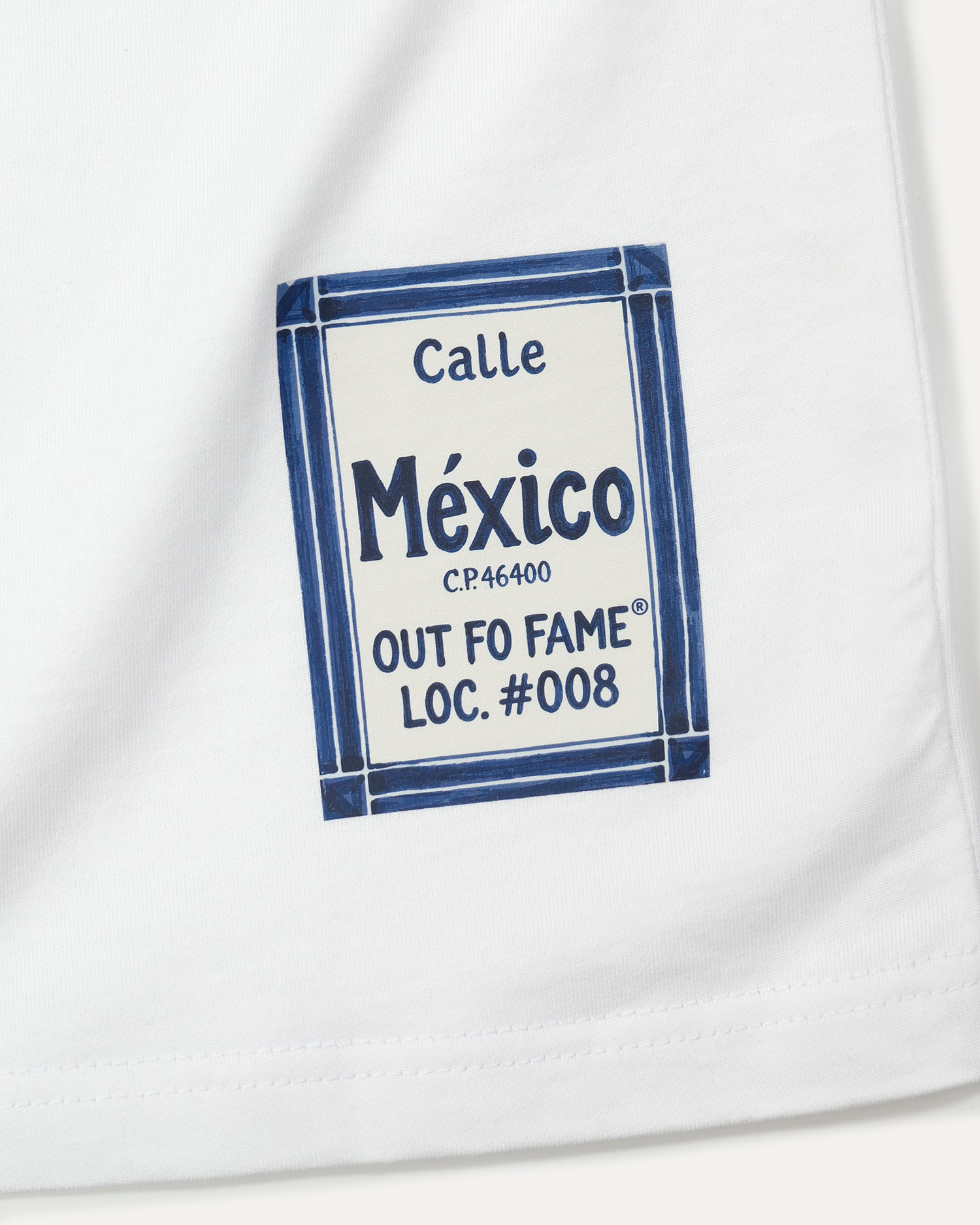 Принт на белой футболке в виде ретро таблички Mexico OUT FO FAME