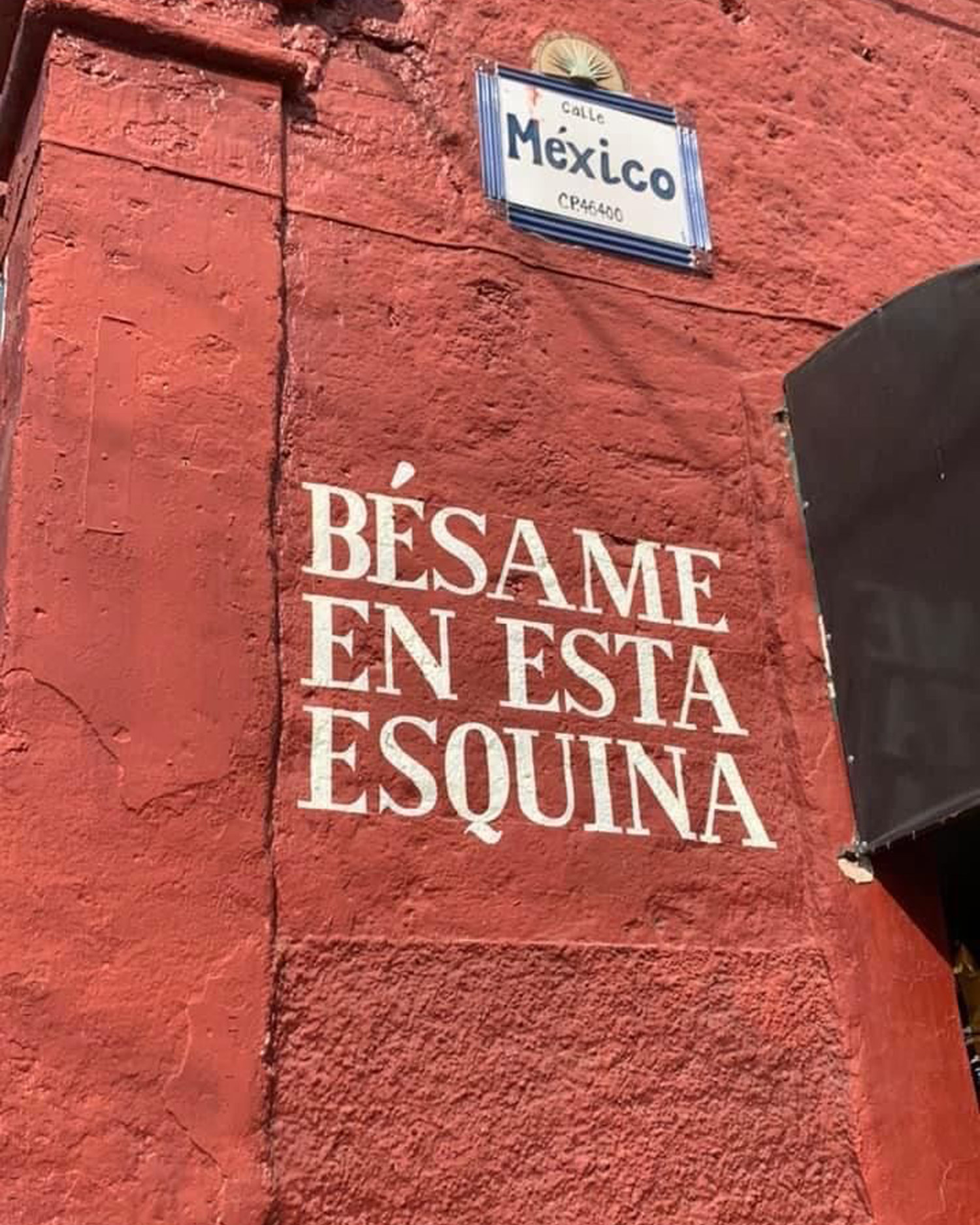 Надпись на стене - BÉSAME EN ESTA ESQUINA - «Поцелуй меня на этом углу».