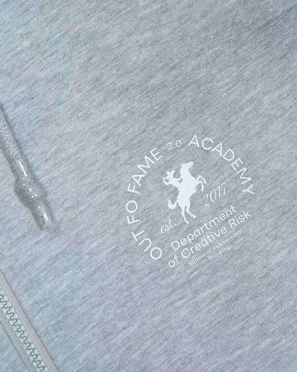 Модель в сером худи оверсайз на молнии CREATIVE GREY