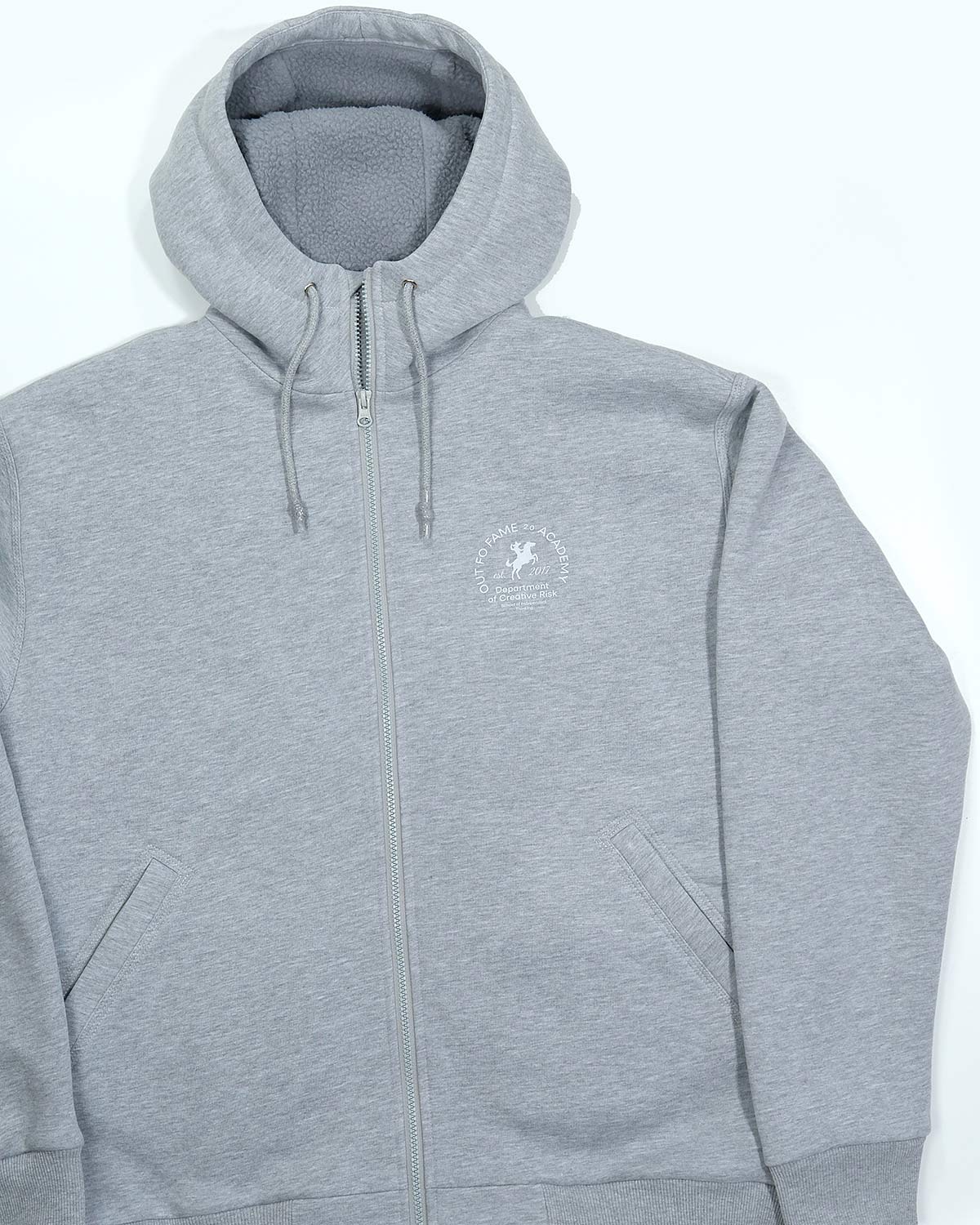 Серое streetwear худи с крупной надписью на спине на модели