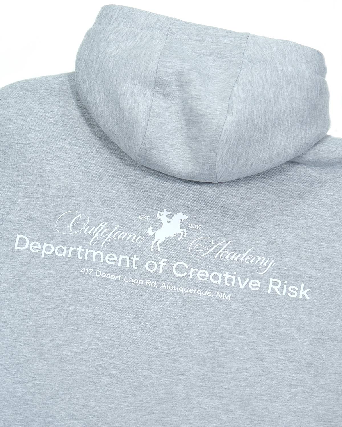 Графический принт на спине серого худи CREATIVE GREY крупным планом