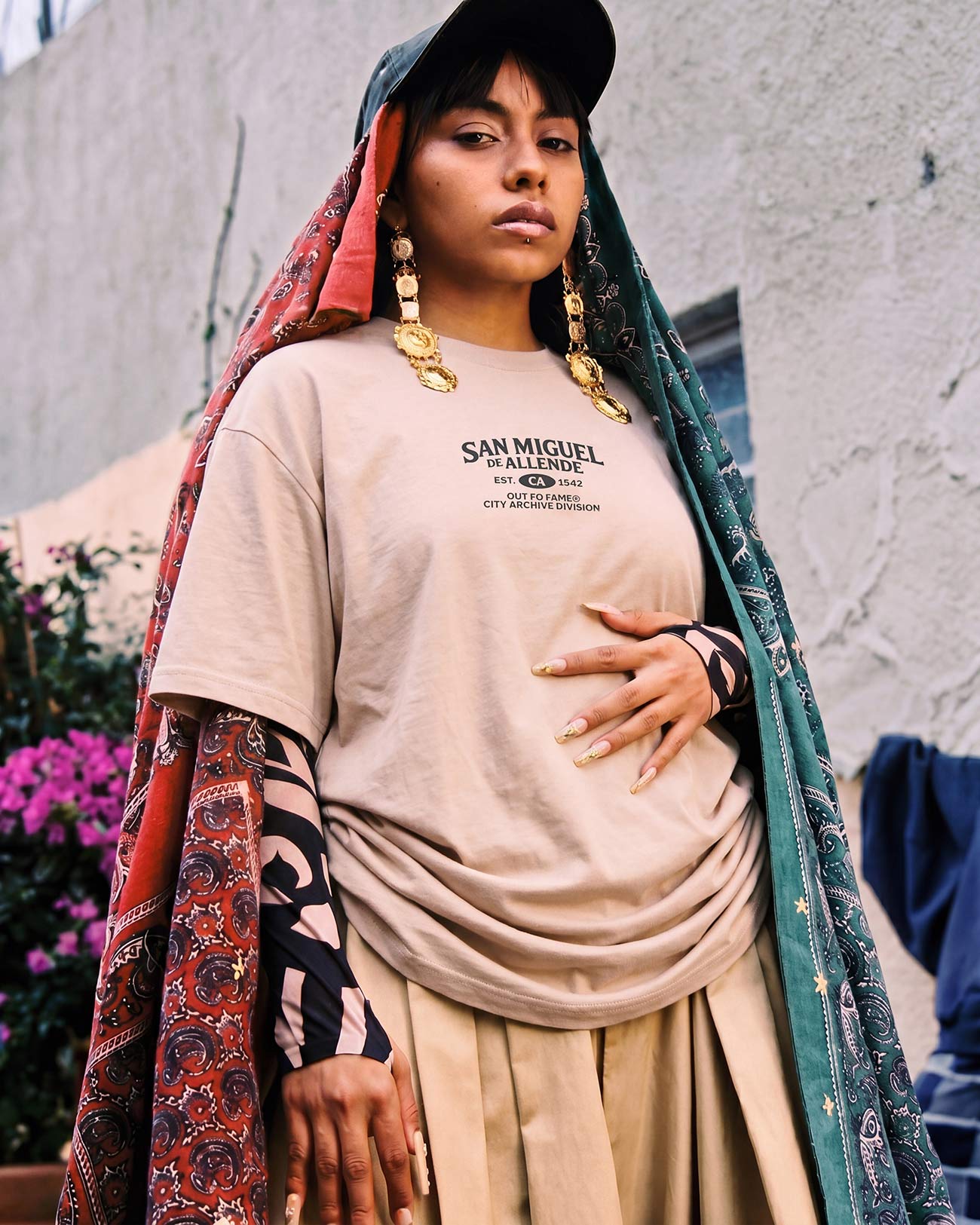 Oversized футболка San Miguel de Allende в street style образе с платком и кепкой