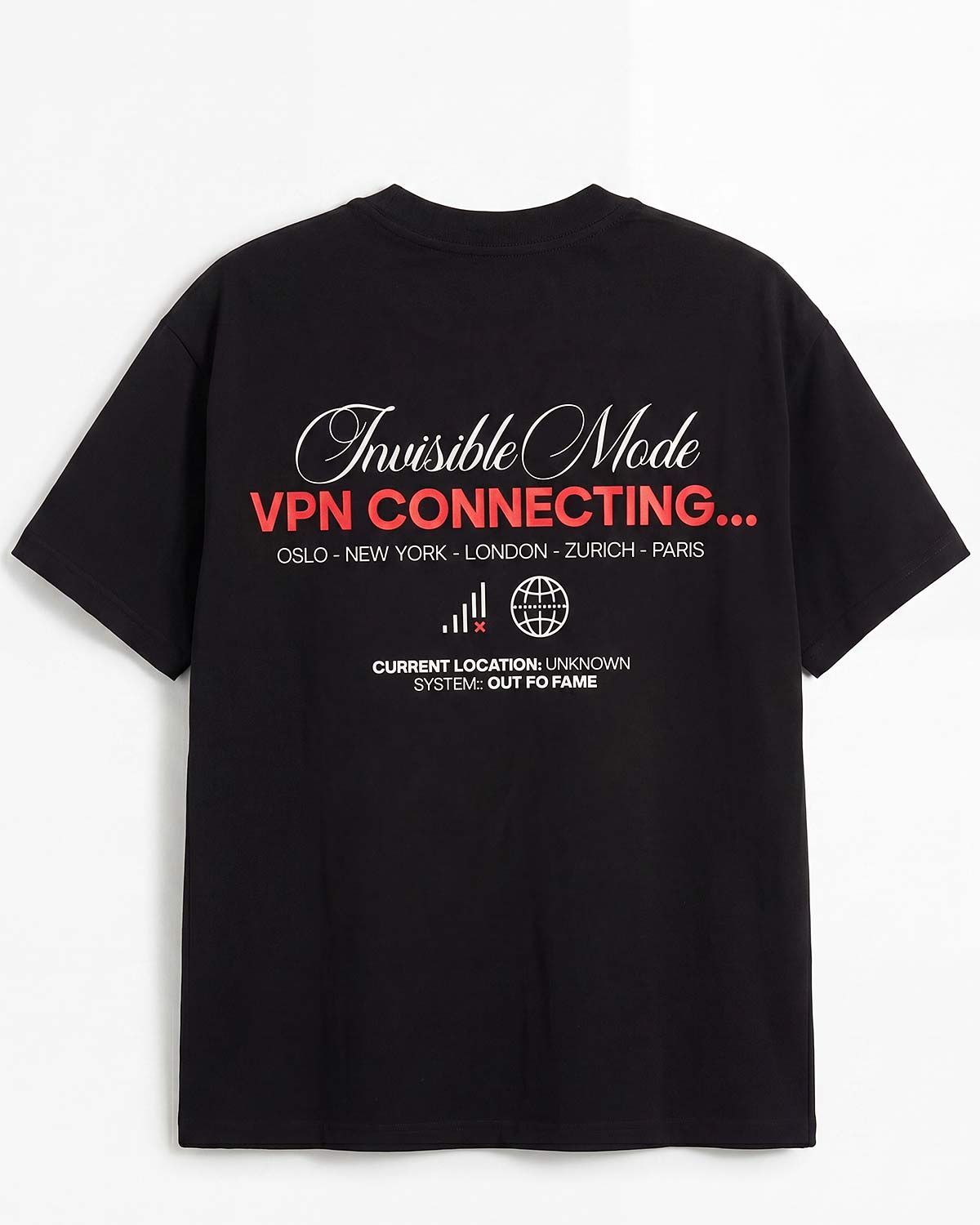 Черная футболка OUT OF FAME Invisible Mode VPN Connecting крупный план принта