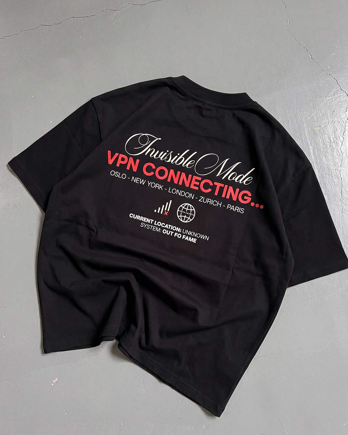 Черная футболка OUT OF FAME Invisible Mode VPN Connecting вид спереди