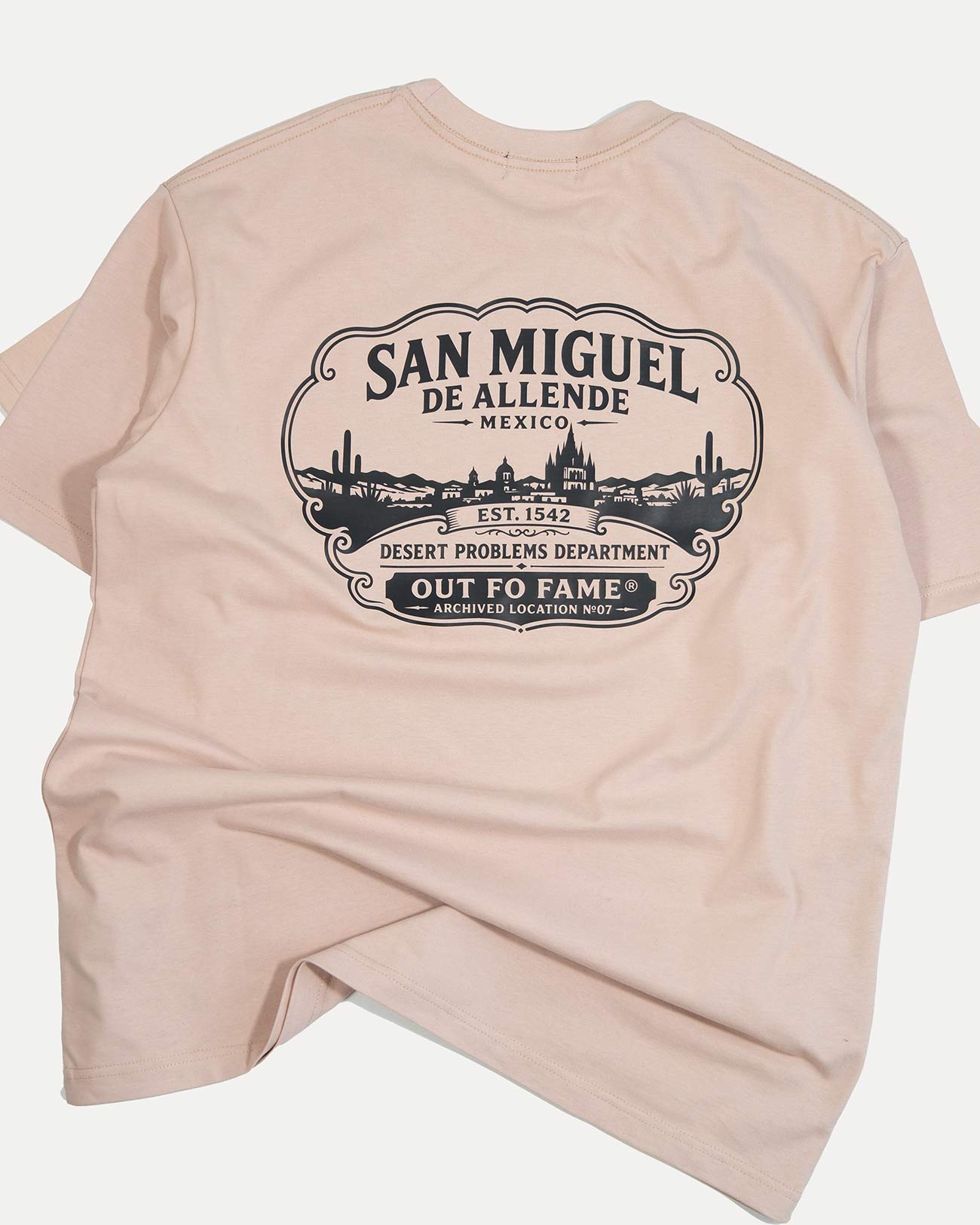 Задняя сторона бежевой футболки San Miguel de Allende с большим графическим принтом