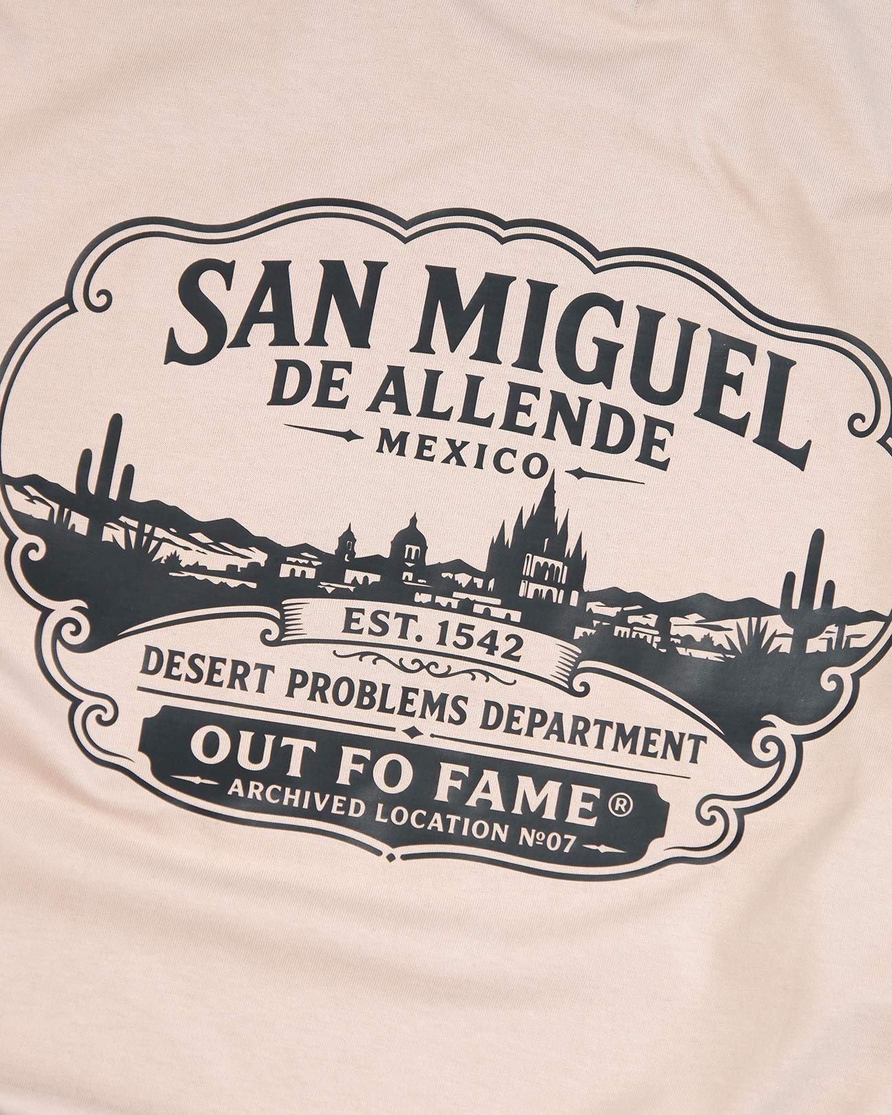 Крупный план графического принта San Miguel de Allende на бежевой oversized футболке Out Fo Fame