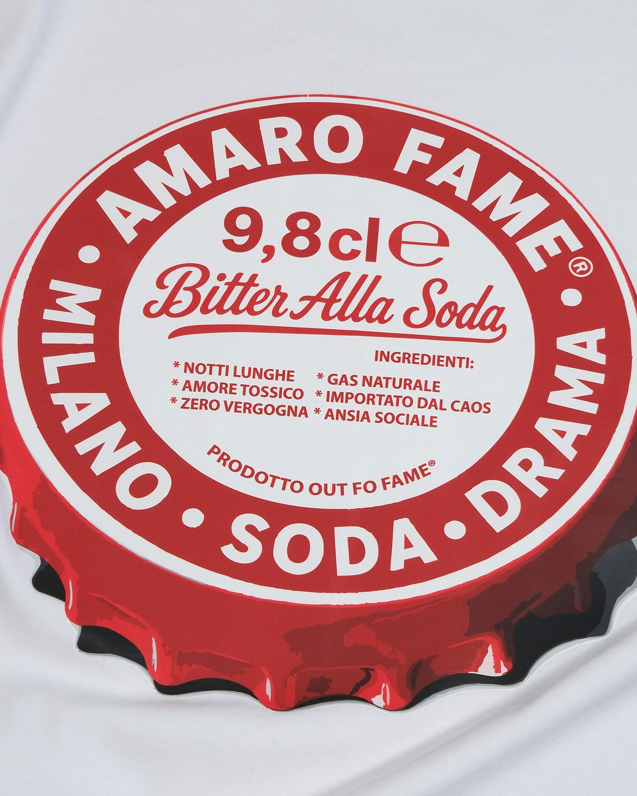 Детализация принта Amaro Fame Milano Soda Drama на белой футболке