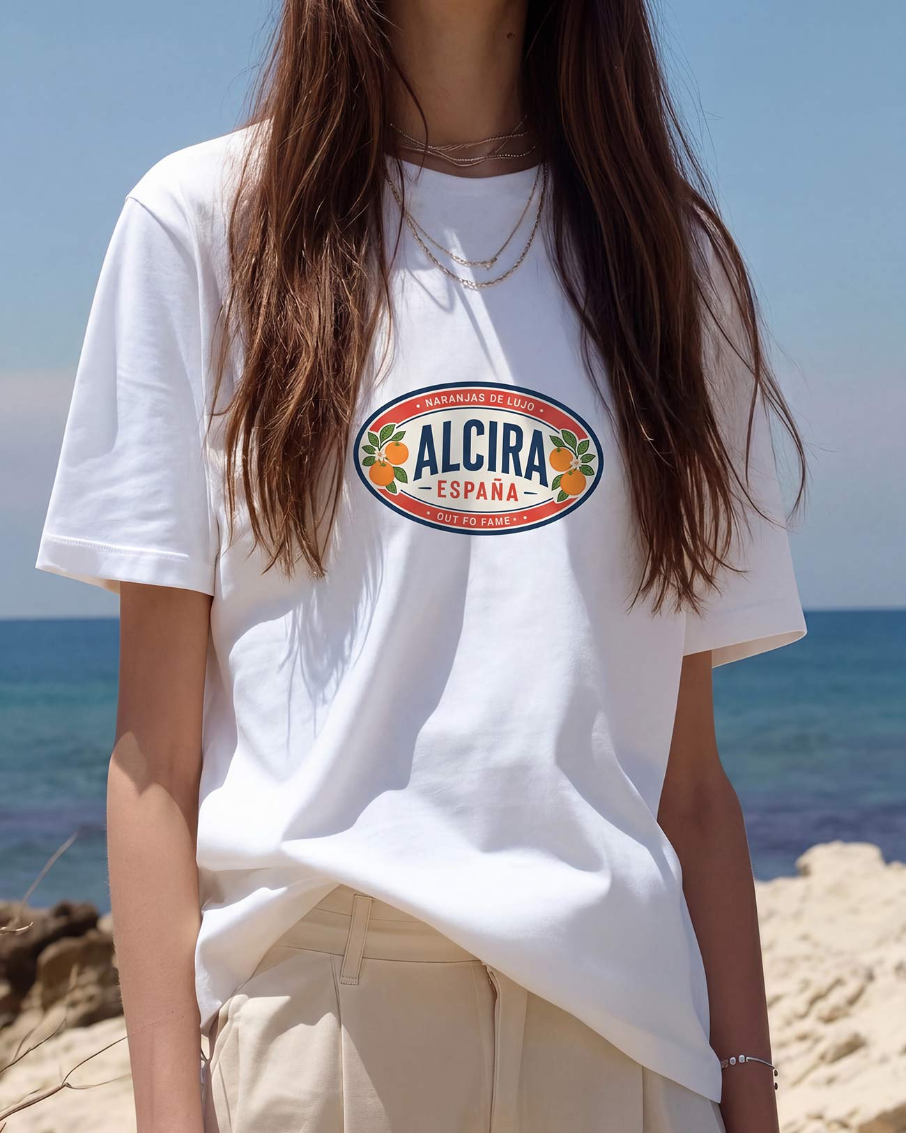 Девушка в белой футболке AlCira España Out Fo Fame на фоне моря