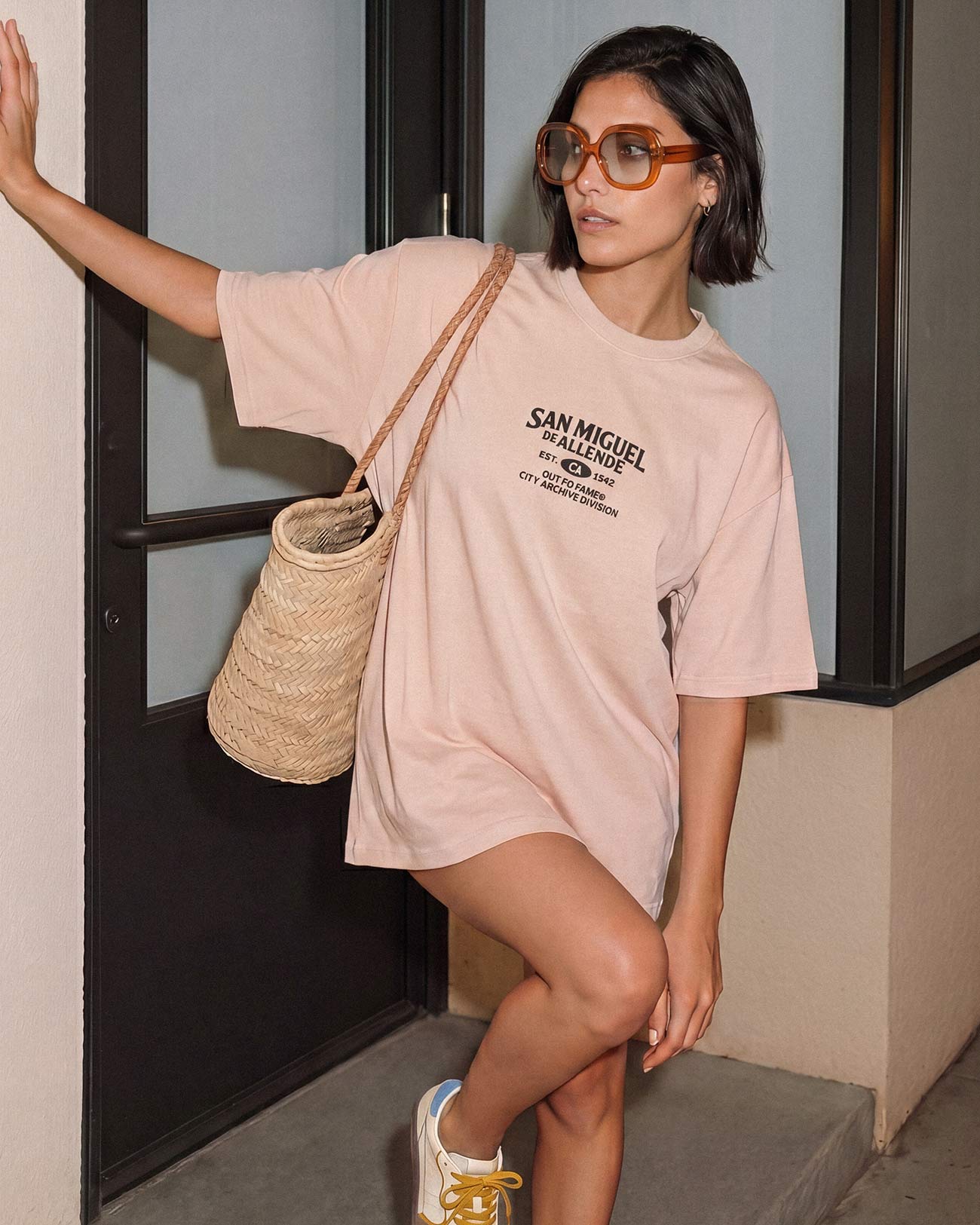 Oversized футболка San Miguel de Allende в casual образе с плетёной сумкой и очками