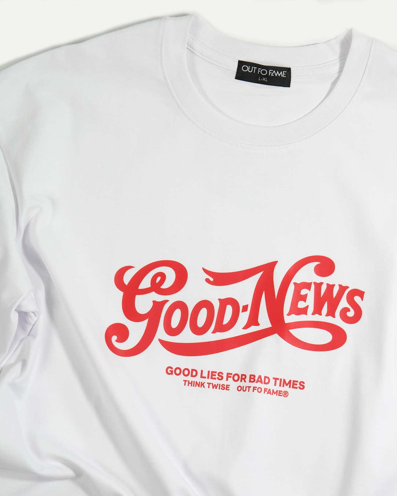 Принт GOOD NEWS на футболке OUT FO FAME