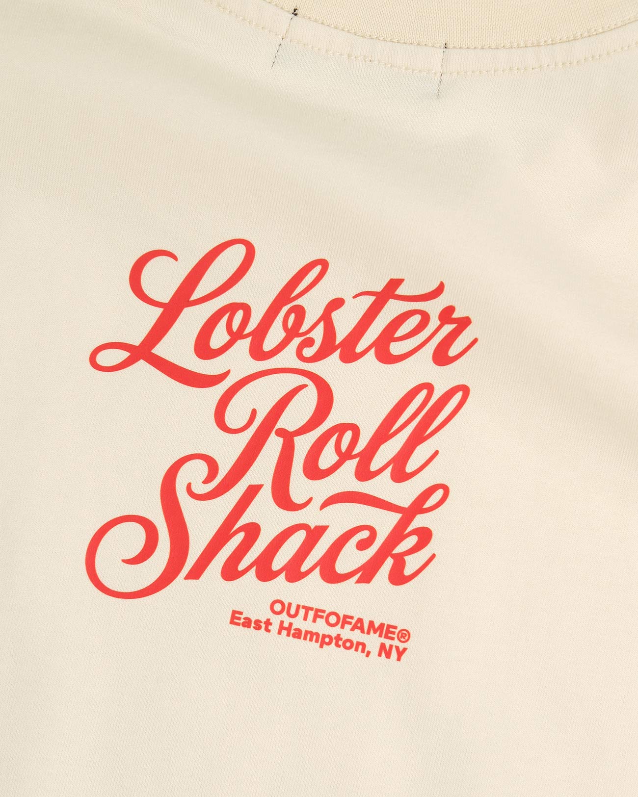 Футболка OUT FO FAME LOBSTER ROLL сзади, свободная посадка и минималистичный streetwear дизайн