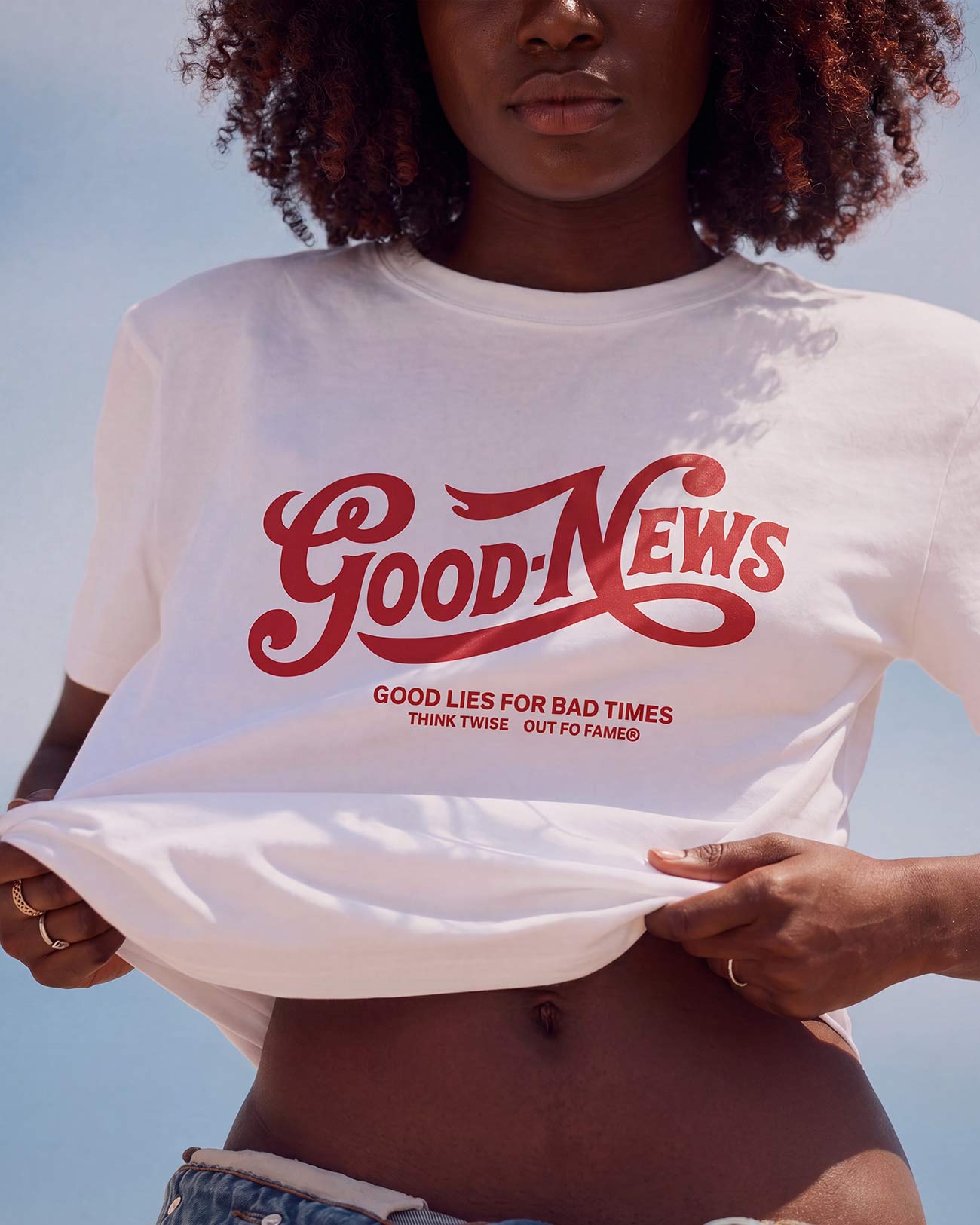 Модель в футболке OUT FO FAME GOOD NEWS