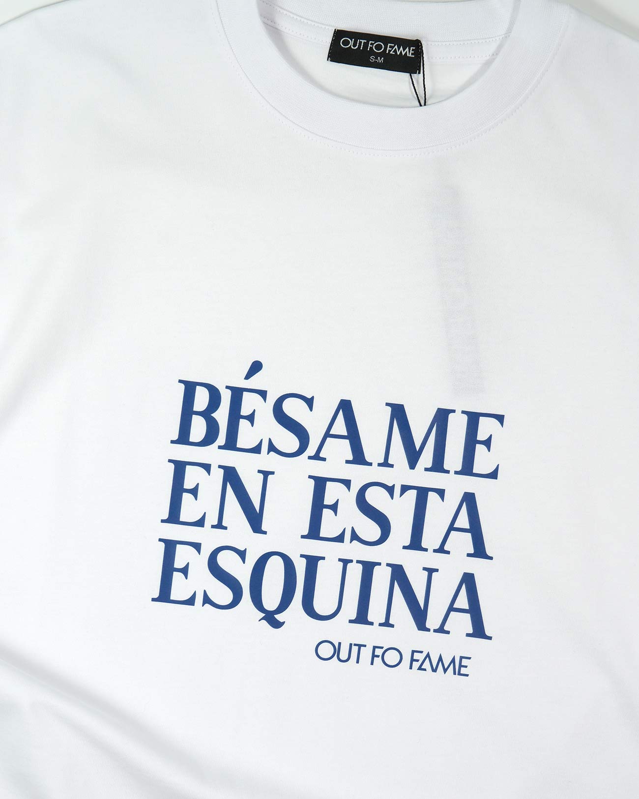 Белая футболка BÉSAME EN ESTA ESQUINA
