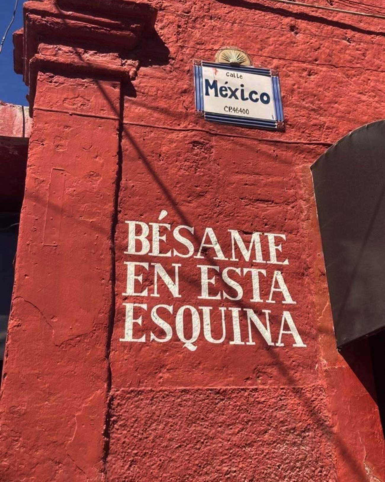 надпись на стене в Мексике BÉSAME EN ESTA ESQUINA