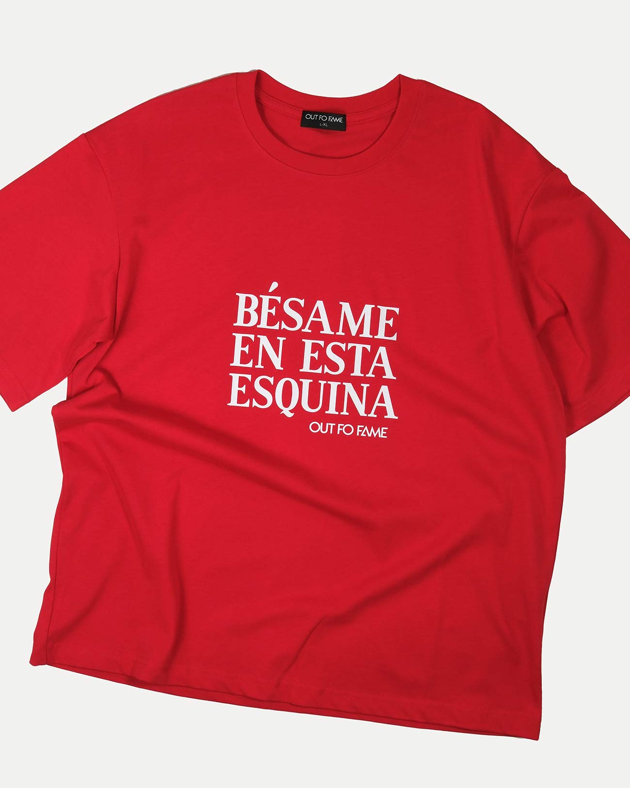 Красная футболка OUT FO FAME с надписью «BÉSAME EN ESTA ESQUINA»