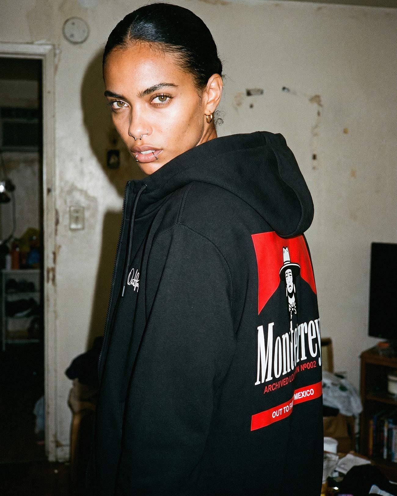 Черная худи на молнии outfofame