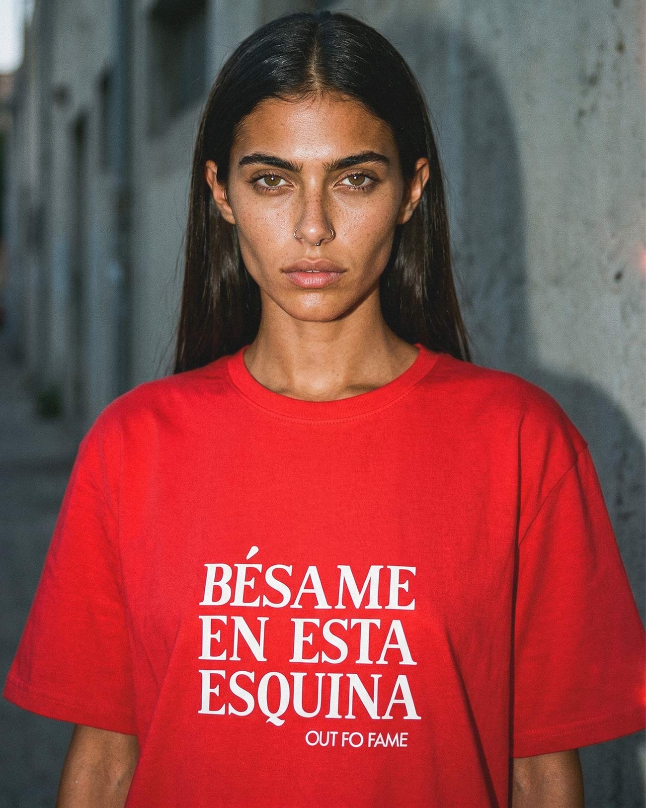 Красная футболка OUT FO FAME