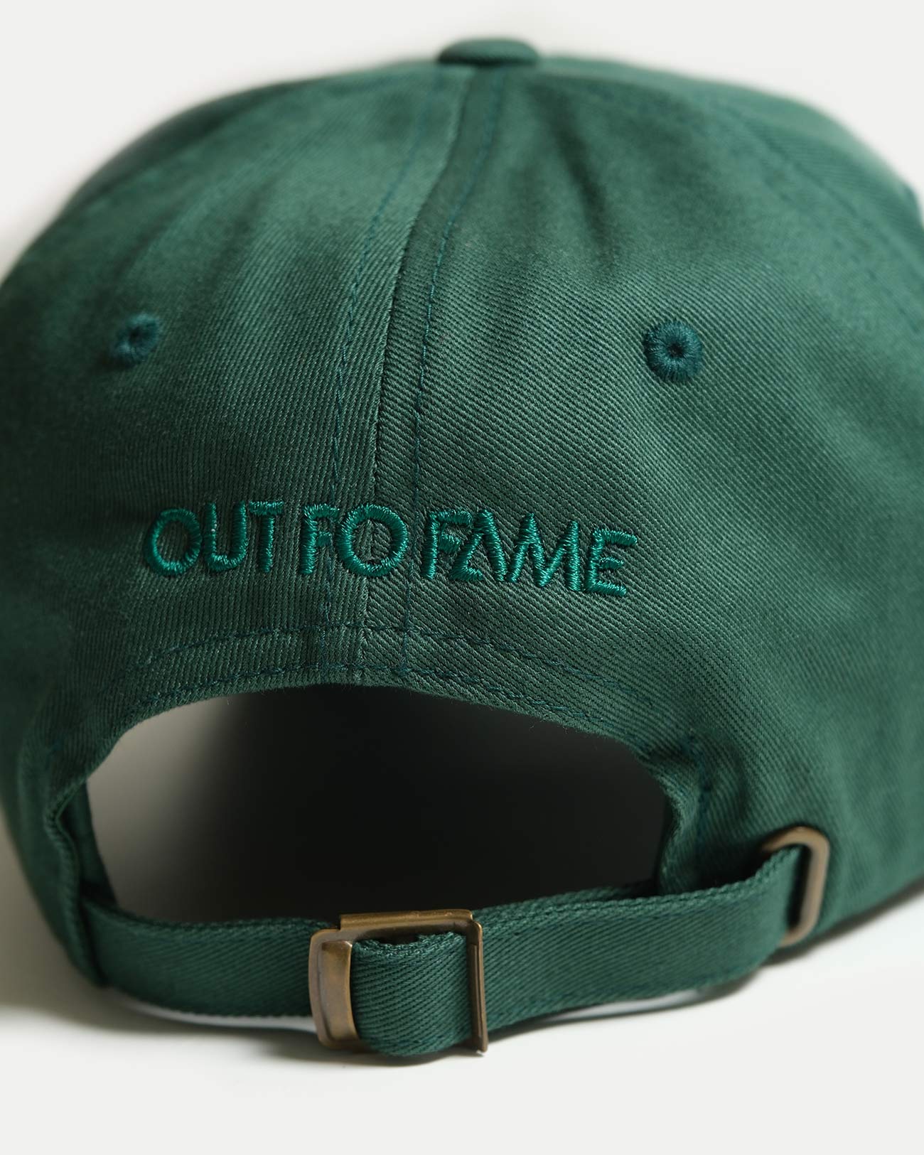 Вышивка на бейсболке OUT FO FAME