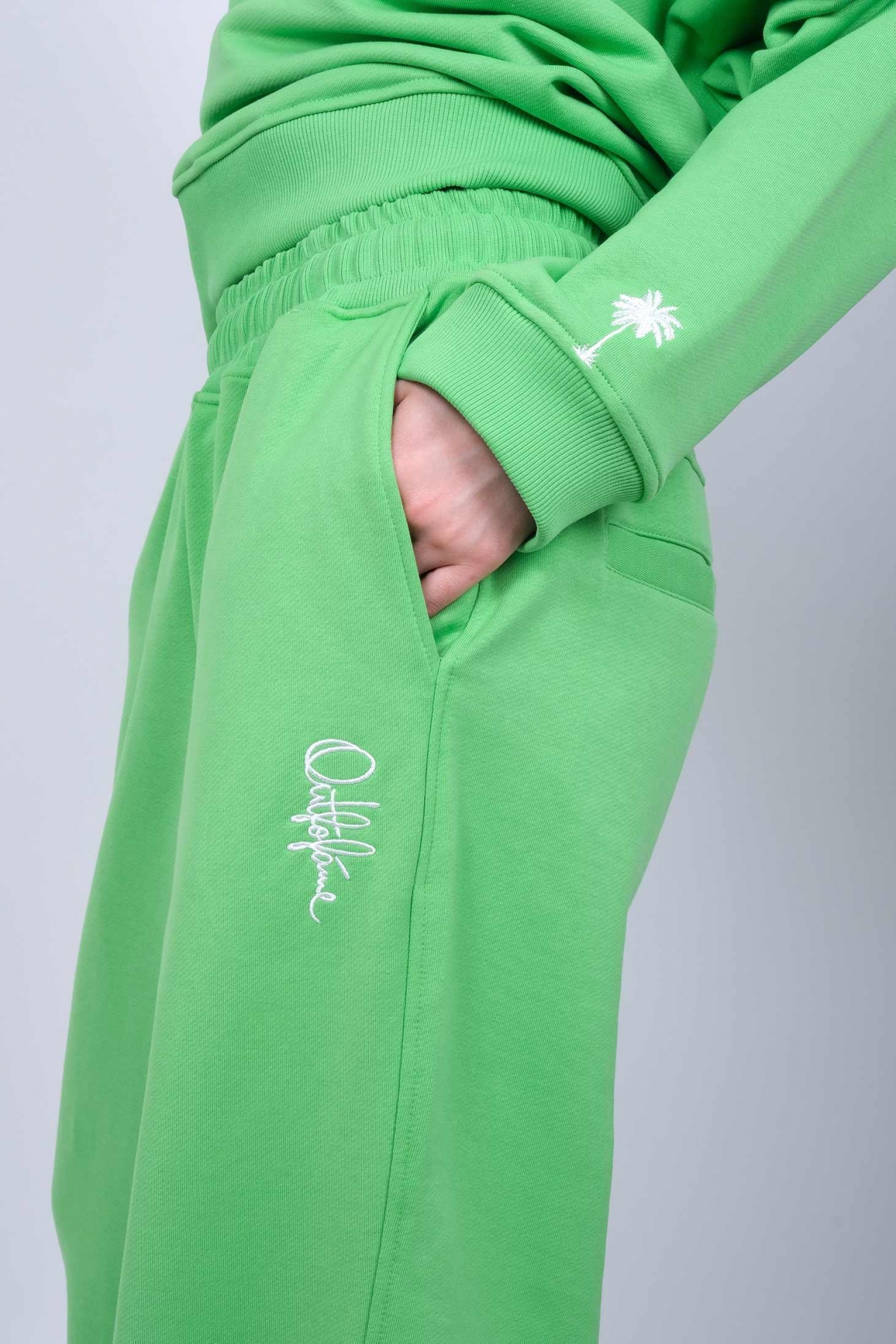 Зеленый oversize костюм с вышивкой OUT FO FAME со штанами