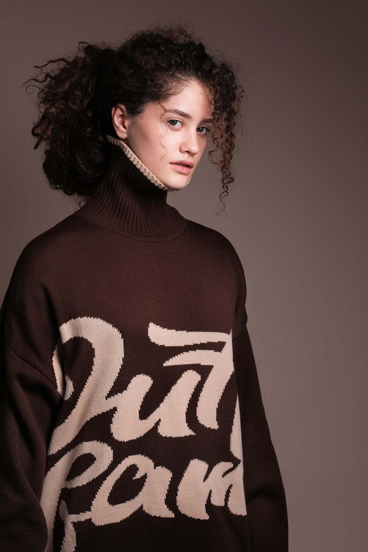 Женский коричневый свитер с высоким горлом OUT FO FAME