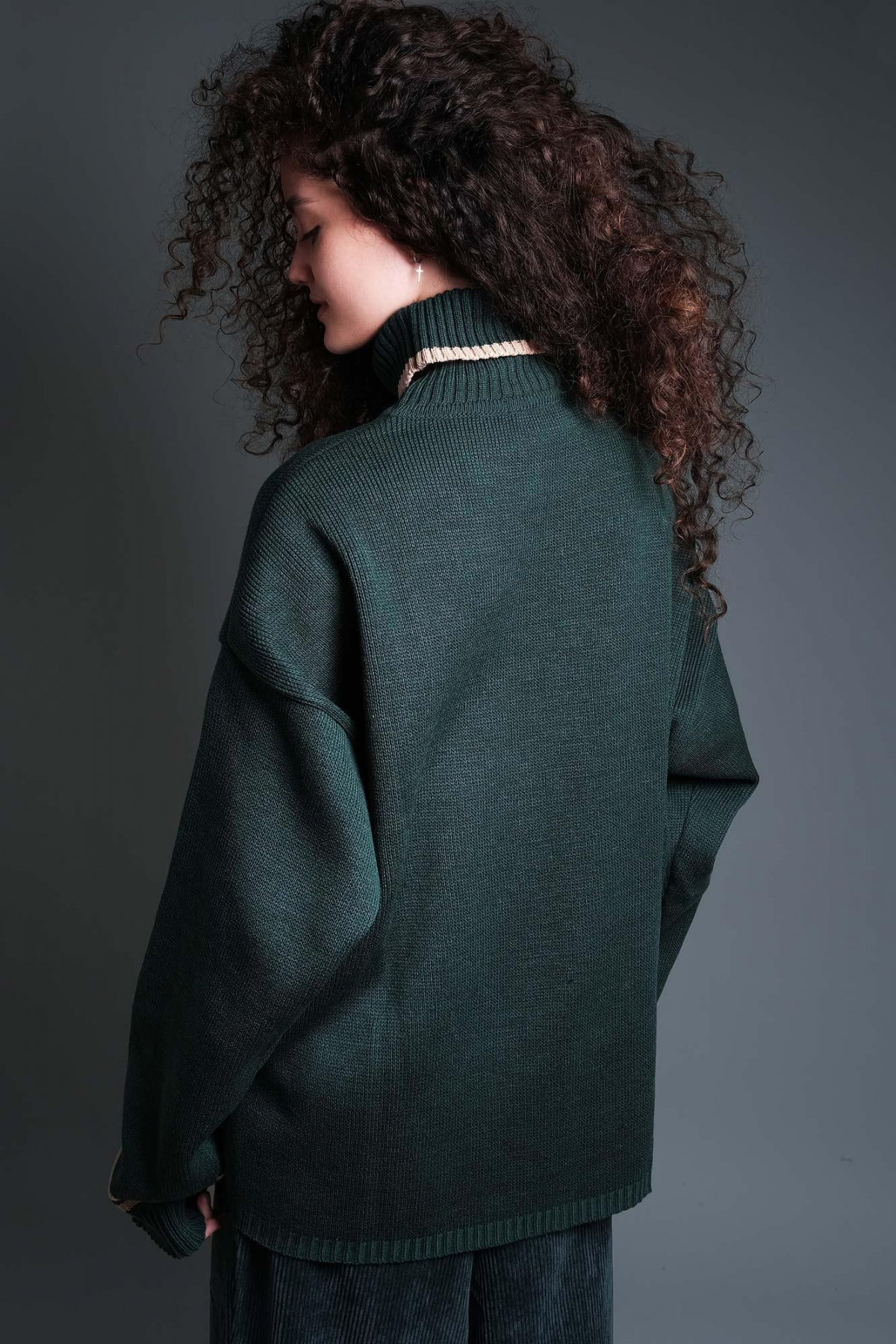 Вязанный теплый унисекс свитер темно-зеленый с бежевым OUT FO FAME