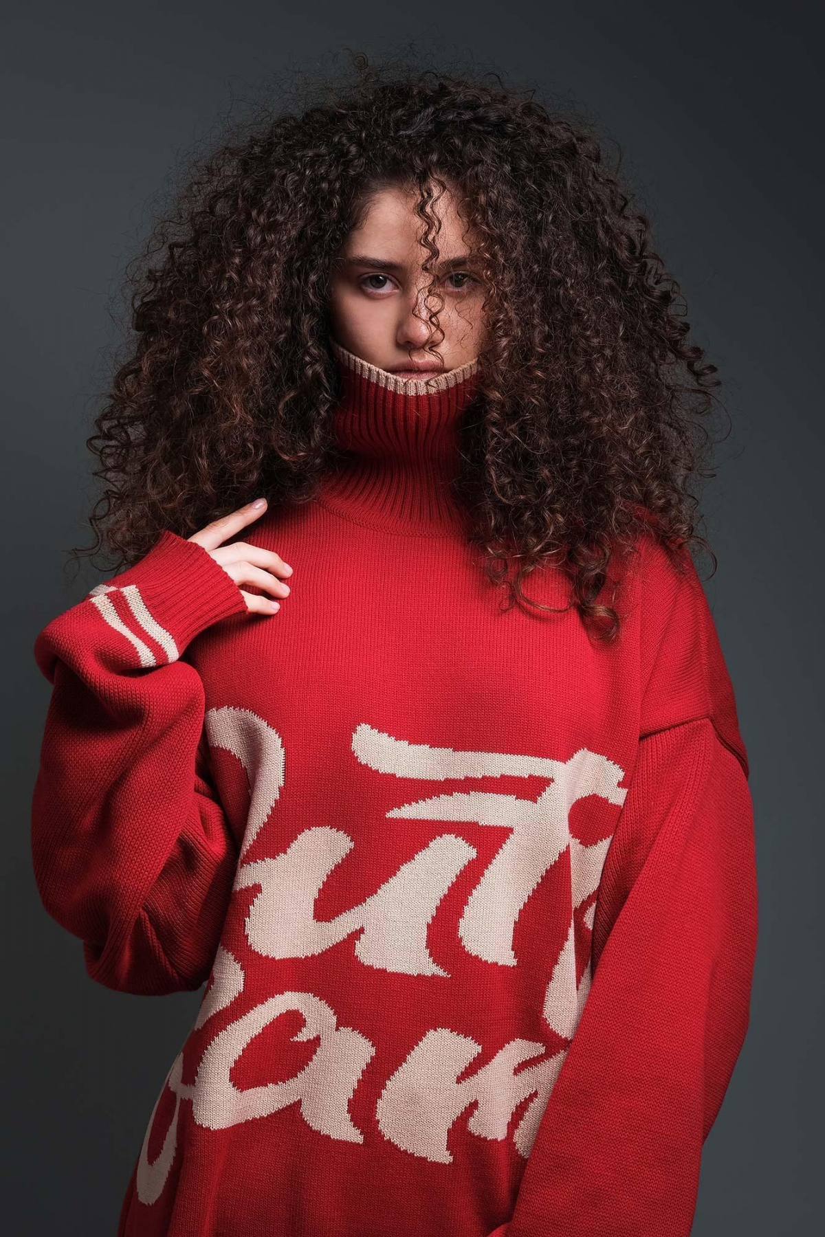 Женский свитер красного цвета с высоким горлом OUT FO FAME
