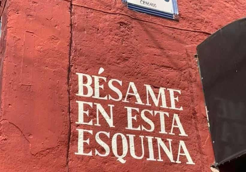 BÉSAME EN ESTA ESQUINA 