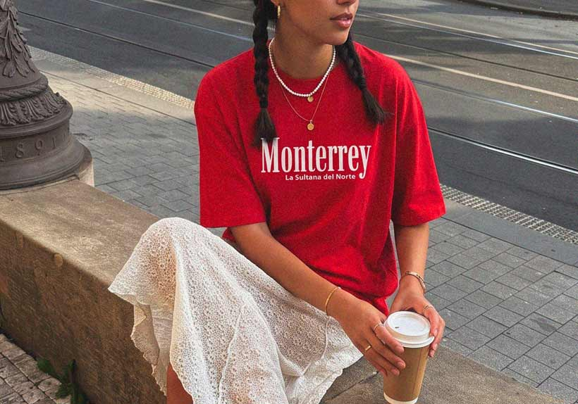 девушка в красной футболке Monterrey OUT FO FAME
