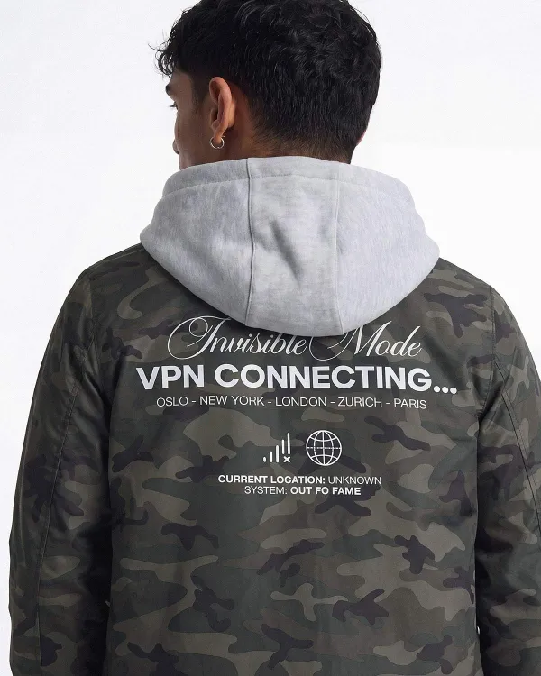 Модель в камуфляжной ветровке Invisible Mode streetwear стиль