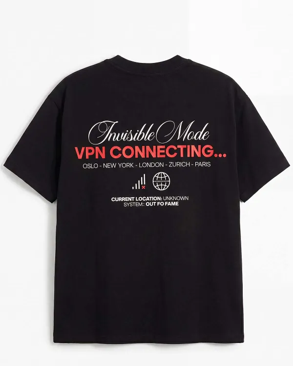 Черная футболка OUT OF FAME Invisible Mode VPN Connecting крупный план принта