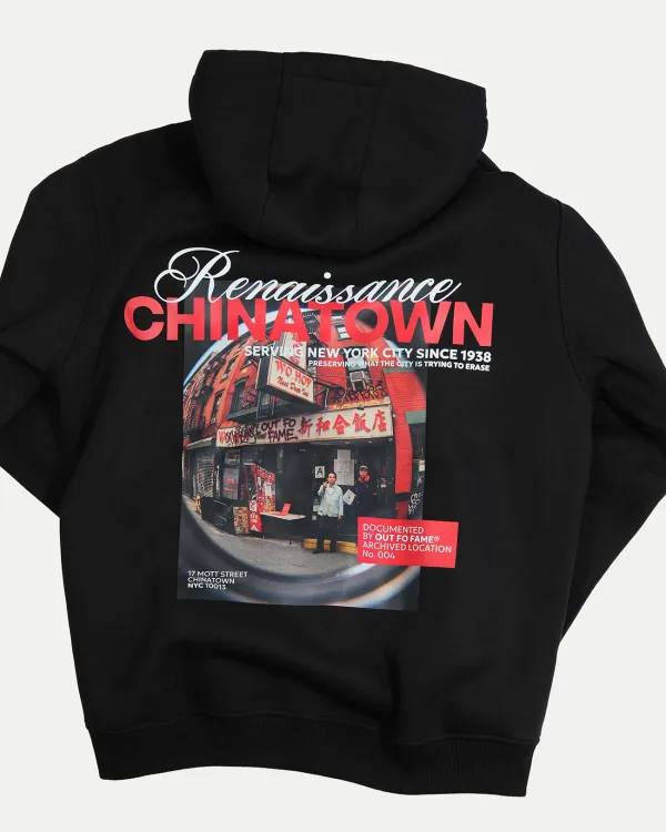Крупный план принта Chinatown на черном худи Out Fo Fame