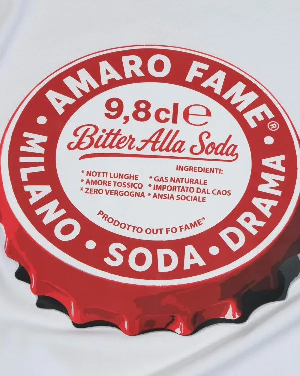 Детализация принта Amaro Fame Milano Soda Drama на белой футболке