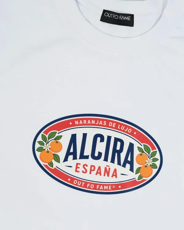 Логотип AlCira España с апельсинами на белой футболке Out Fo Fame крупным планом