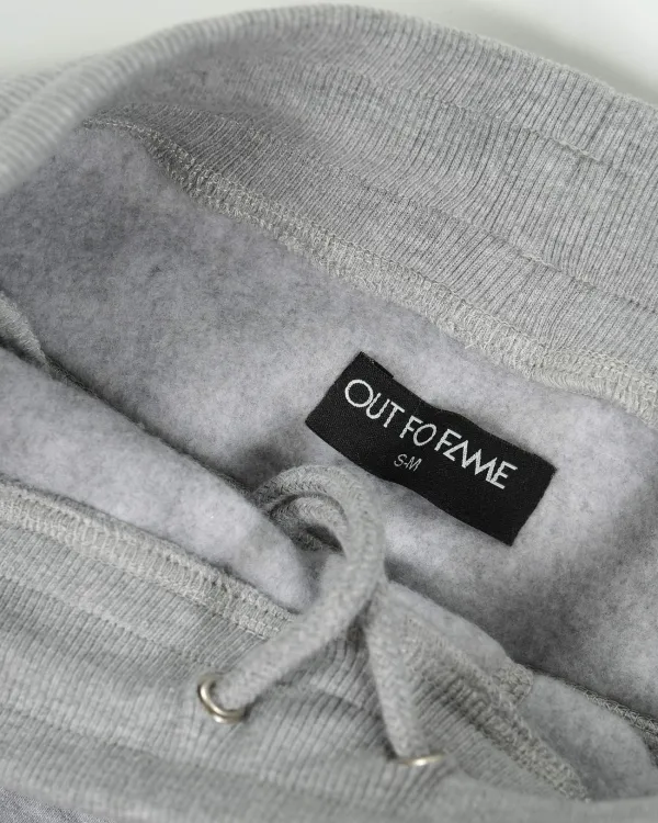 Лейбл OUT FO FAME на брюках
