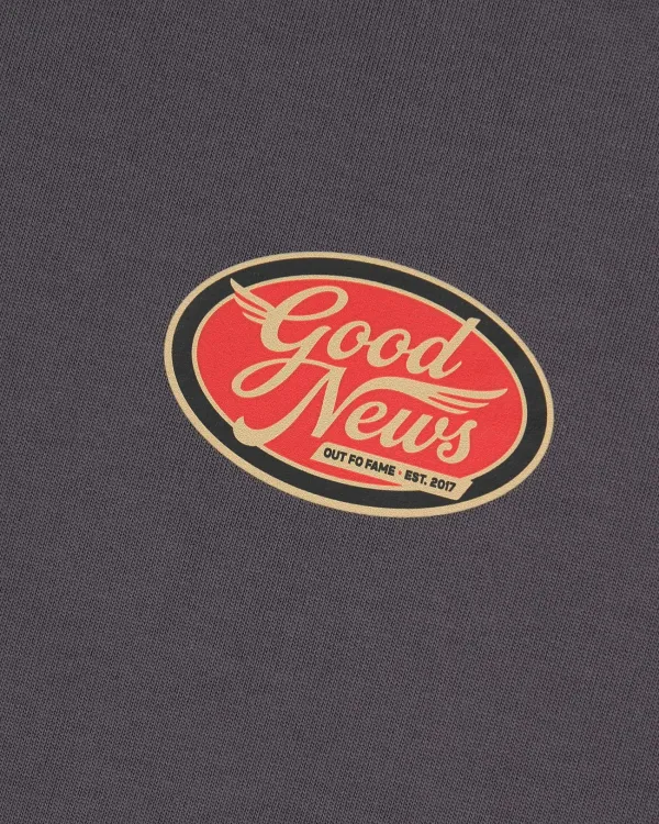 принт Good News на футболке OUT FO FAME