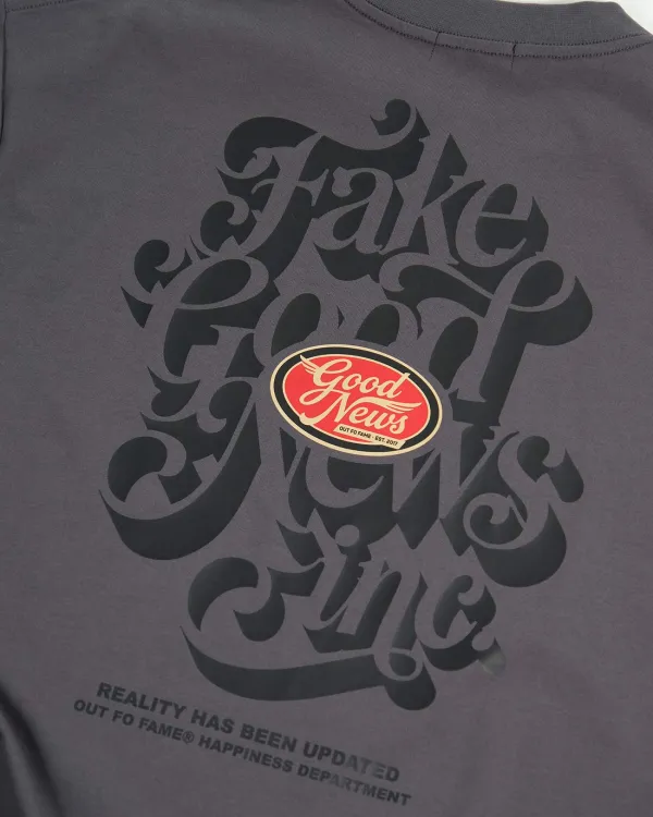 Принт на спине футболке Fake Good News OUT FO FAME