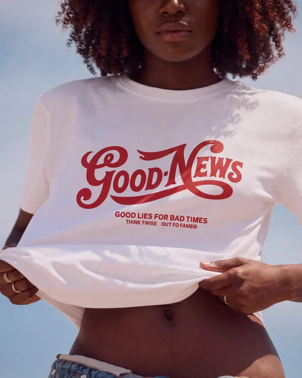 Модель в футболке OUT FO FAME GOOD NEWS