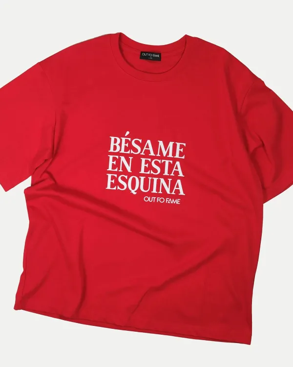 Красная футболка OUT FO FAME с надписью «BÉSAME EN ESTA ESQUINA»