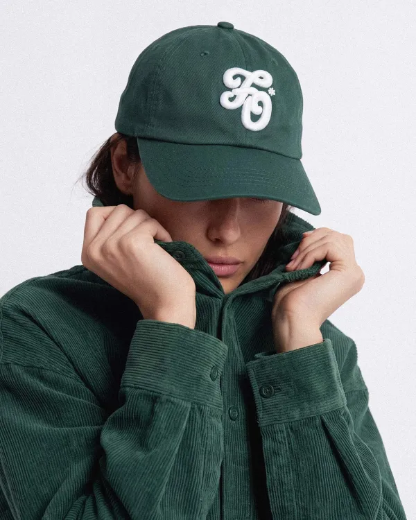 Бейсболка FO Golf Club зелёная на модели в стиле casual streetwear